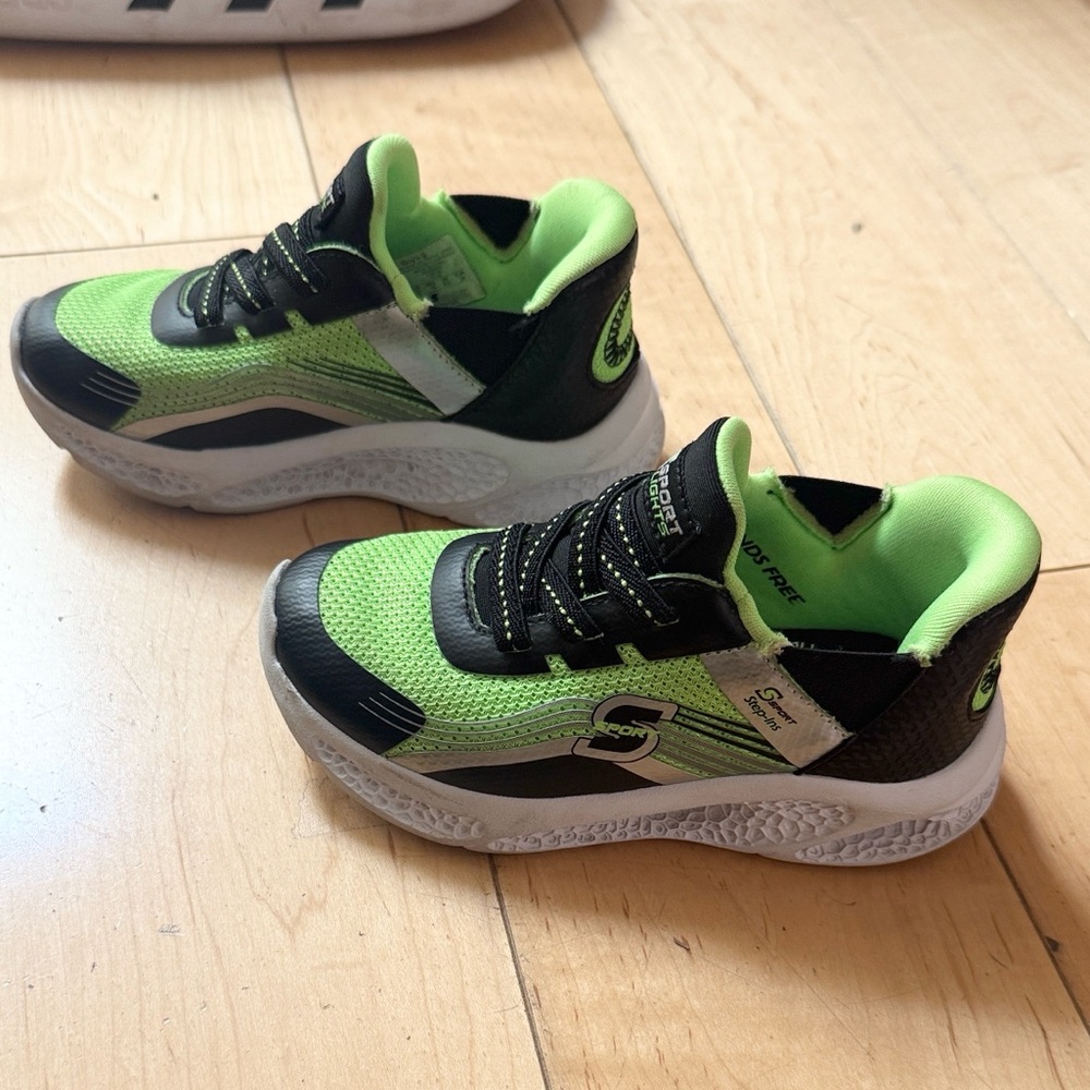 Like NEW Skechers Kids' Vibrant Green and Black Sneakers LIGHT UP